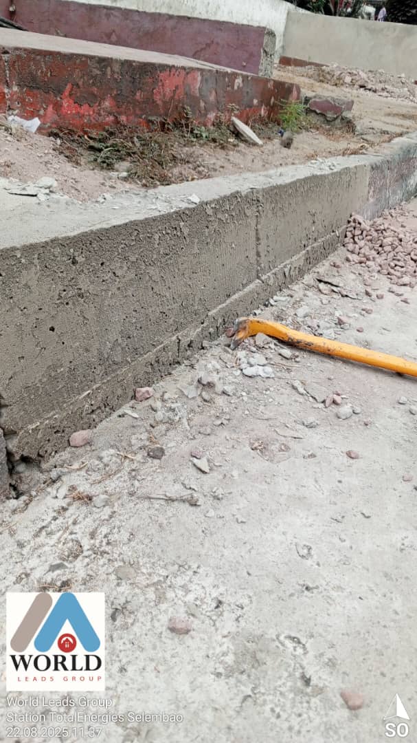 Après les travaux - Station-service Selembao: Démolition des murets et bordures endommagés et construction des murets et pose des bordures